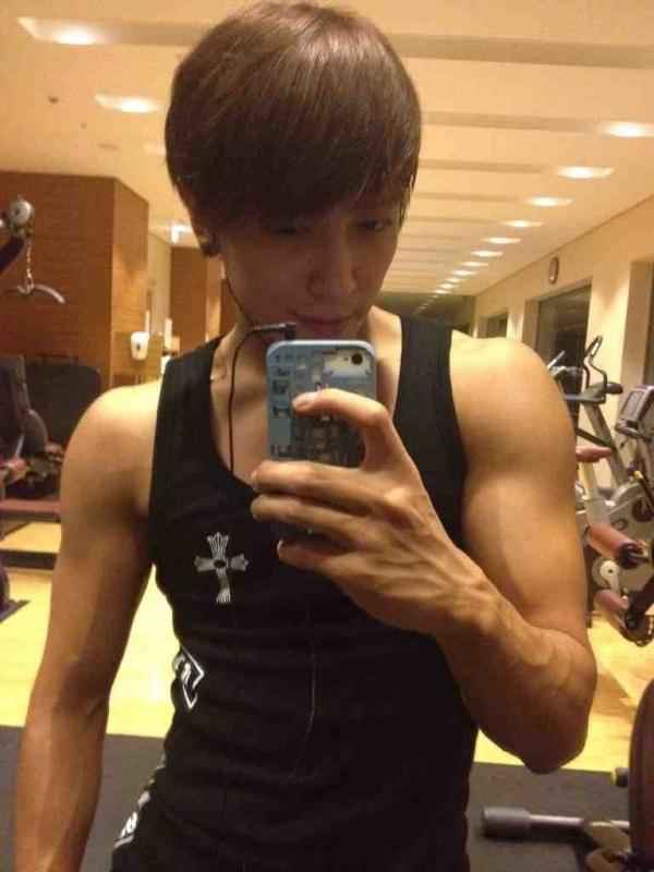 CN Blue’s Jung Yong Hwa Shows Off His Muscular Body