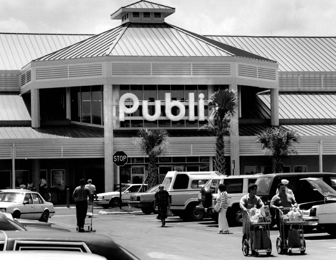 Crowds swamp a new Publix in Pembroke Pines in the early 1990s. Bob Eighmie/Miami Herald File