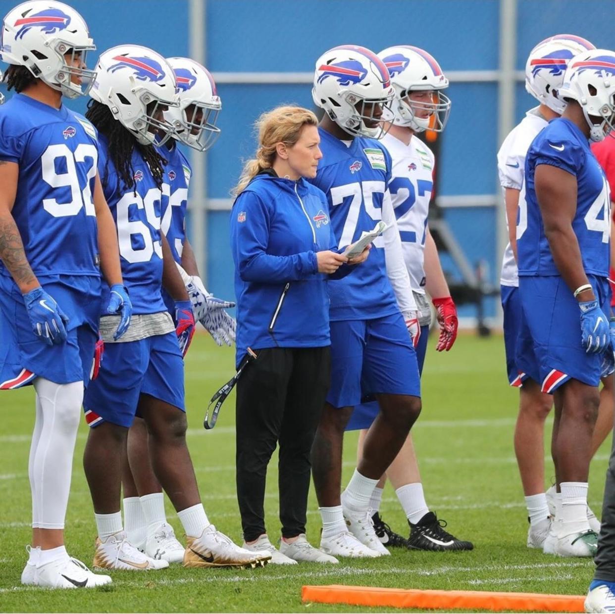 Phoebe Schecter putting the NFL side Buffalo Bills through their paces. (c) Phoebe Schecter/Instagram 