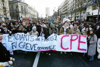 En 2006, la mobilisation anti-CPE a atteint une ampleur inégalée. Au plus fort du mouvement lycéen, 3 millions de manifestants défilèrent dans les rues contre le projet de loi instituant en France le contrat première embauche. Soutenu par la plupart des syndicats, mais aussi des partis politiques, le mouvement obtint gain de cause et obligea le Premier ministre de l'époque, Dominique de Villepin à renoncer et à retirer la loi. ©JACK GUEZ/AFP via Getty Images