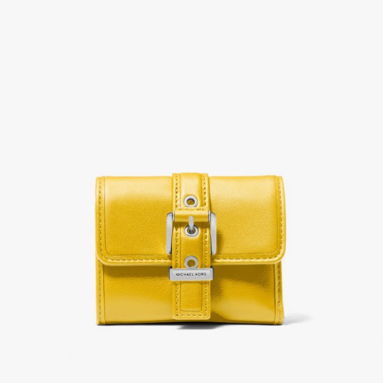 Michael Kors 這只亮黃色的皮夾，以品牌的暢銷包款 Colby Bag 為設計靈感  source：Michael Kors