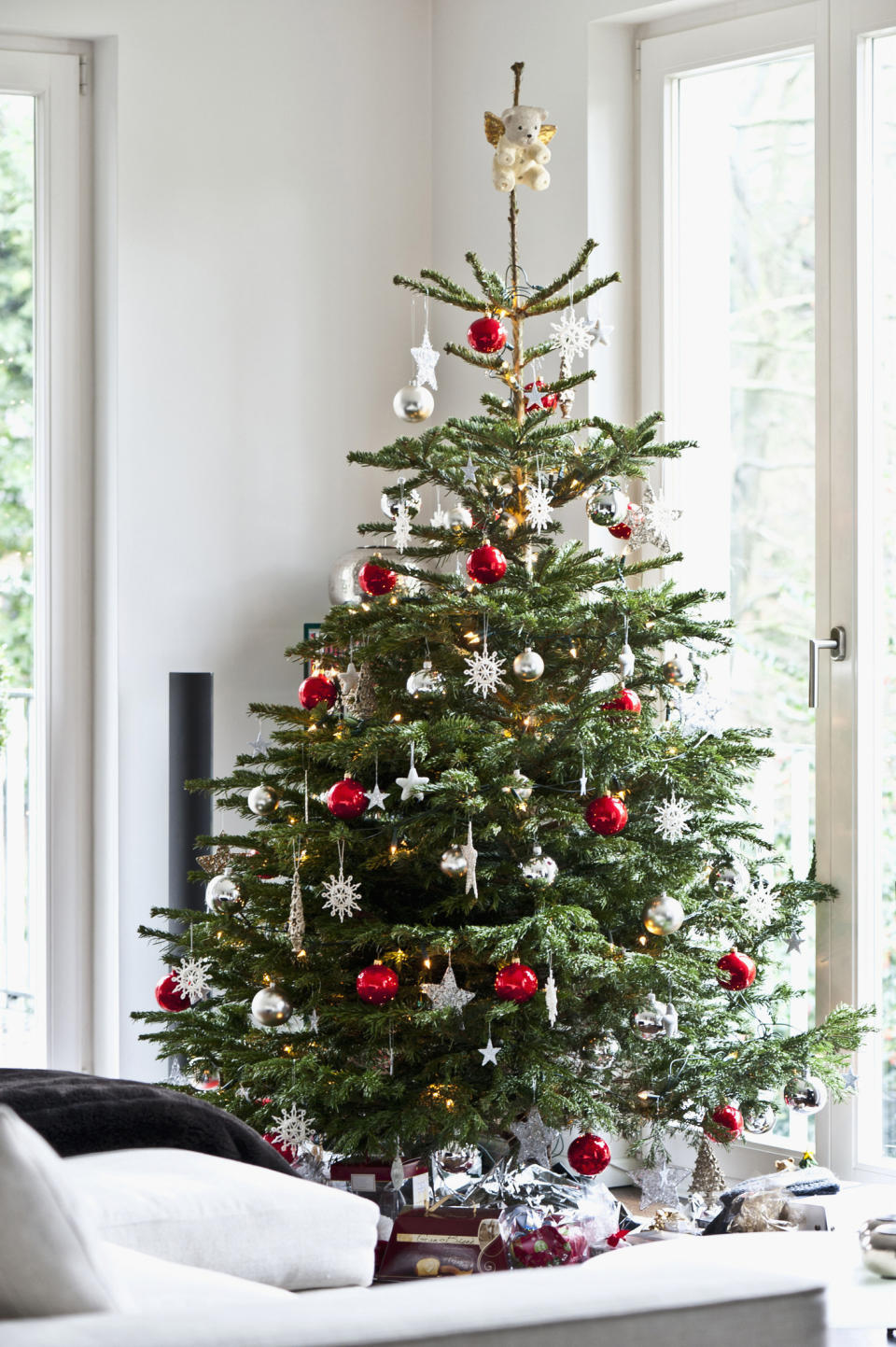 Mit dem richtigen Augenmaß steht der Weihnachtsbaum schnell gerade. (Bild: Getty Images / Arndt Haug / LOOK foto)