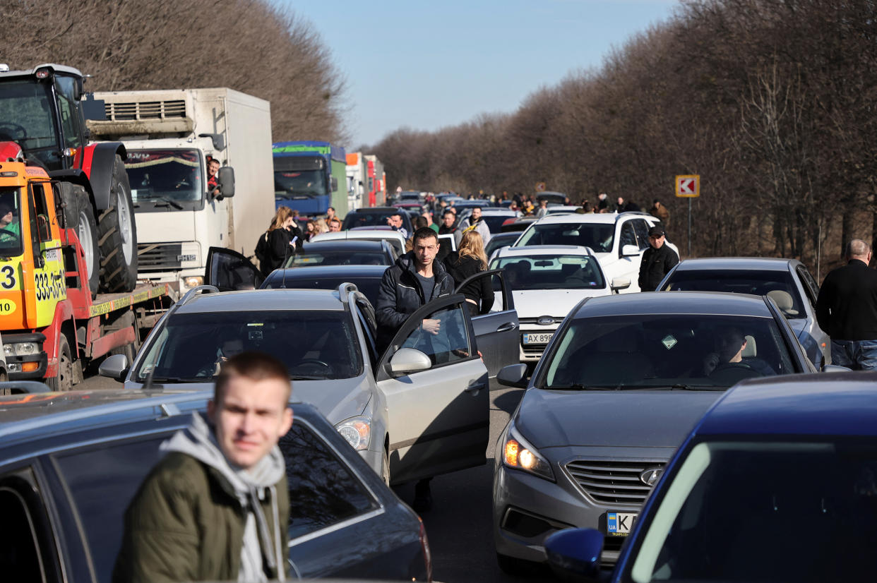 People wait in a traffic jam as they leave the city of Kharkiv (Antonio Bronic / Reuters)