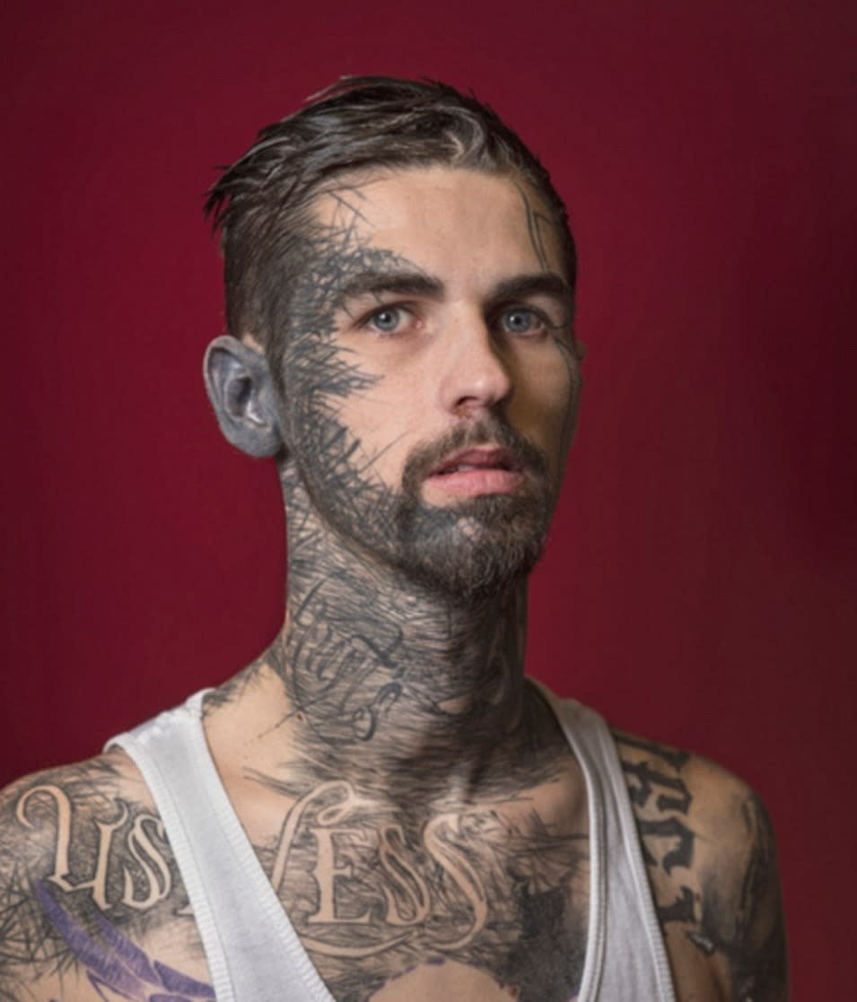 “Tattoo”. Así se llama este proyecto fotográfico que busca romper con la incomodidad que causan los tattoos faciales. Aquí vemos a Gino Dartnall, quien comenzó a tatuar su rostro a los 18 años.