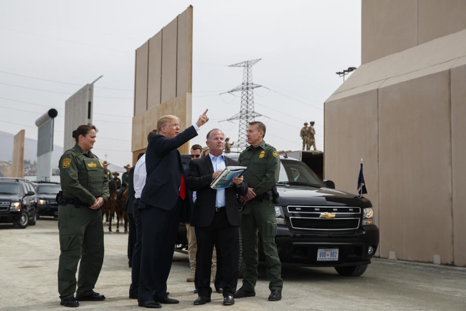 Während Kennedy gegen Mauern anredete, will Trump Neue bauen lassen (Bild: AP Photo/Evan Vucci)