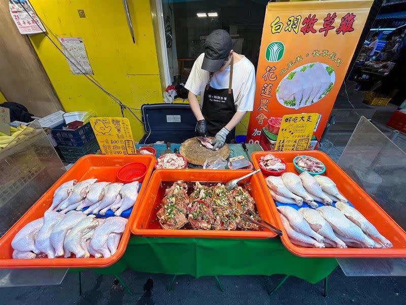 沈建宏在市場販售雞肉。（圖／本人提供）