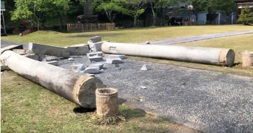 石鳥居遭強震連根拔起。（圖／翻攝自推特）