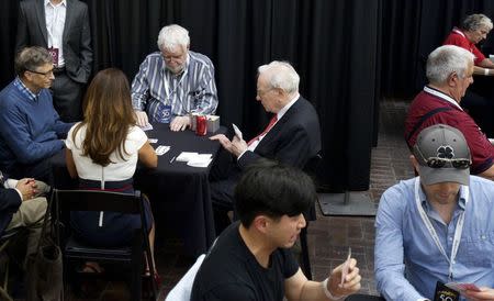 Berkshire Hathaway CEO Warren Buffett (C) plays bridge with Microsoft co-founder Bill Gates (L) during the Berkshire annual meeting weekend in Omaha, Nebraska May 3, 2015. REUTERS/Rick Wilking