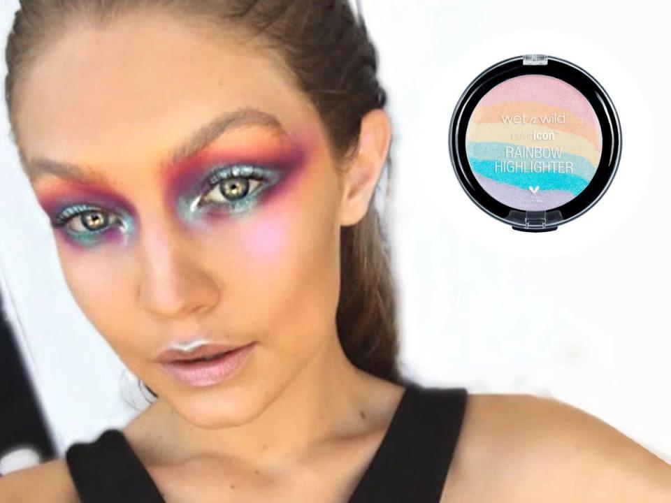 <p>Rainbow Highlighter hat letzten Monat das Internet im Sturm erobert, und es ist die einzige Zutat, die Sie für das perfekte himmlische Einhorn-Make-up à la Gigi Hadid brauchen. Verteilen Sie den €5-Highlighter auf den Wangenknochen, hinauf bis zu den Schläfen, auf dem Augenlid, genau über der Oberlippe und in den inneren Augenwinkeln. Wer es richtig ernst meint, sollte ihn auch auf Lippen, Stirn, Kinn und Brauen auftragen. Runden Sie den Look ab, indem Sie Ihr Haar über der Stirn zu einem lässigen Knoten zusammenbinden. (<i>Bild: Instagram/WetnWild</i>)</p>