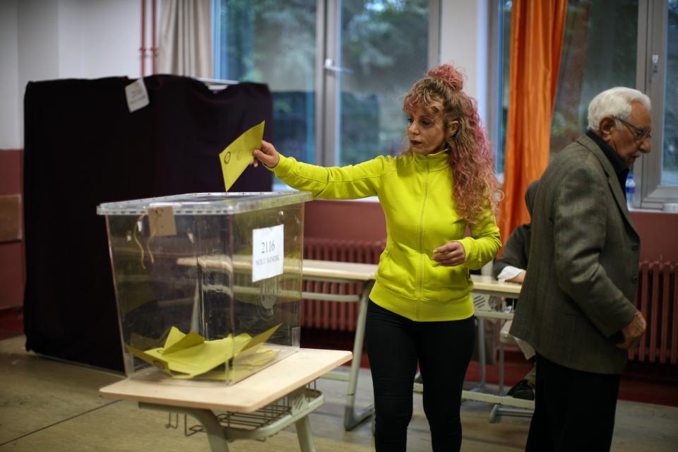 Una mujer vota en un centro de votación en Estambul, Turquía, el domingo 28 de mayo de 2023. (AP Foto/Emrah Gurel)