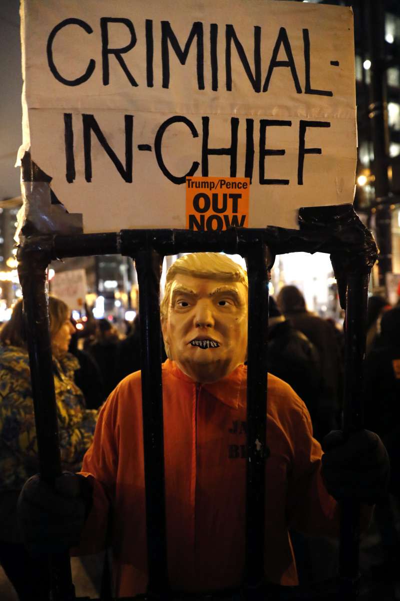川普彈劾案前夕，芝加哥民眾上街要求總統下台。（AP）