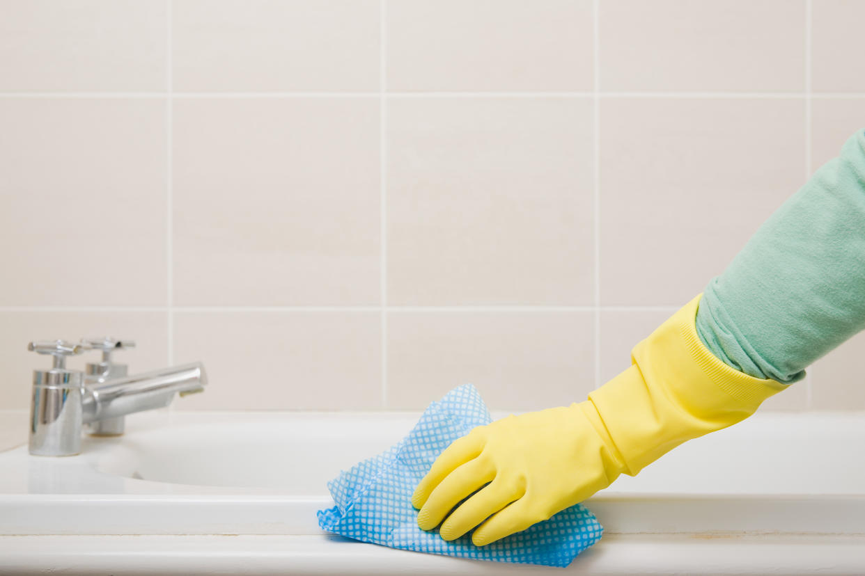 Limpiar el baño es una de las tareas más pesadas de la higiene en el hogar; un cepillo facilita la tarea/Getty Images.