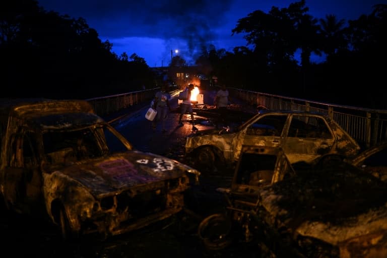 Le barrage de la Boucan fait de véhicules brûlés et de débris bloque l'accès à Sainte Rose (Guadeloupe), le 30 novembre 2021 - Christophe ARCHAMBAULT © 2019 AFP