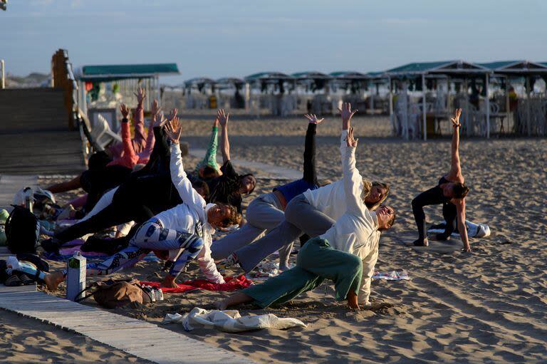 Yoga en la playa, la profesora Silvina Lamorte ofrece esa actividad libre dos veces por semana después de ver el amanecer
