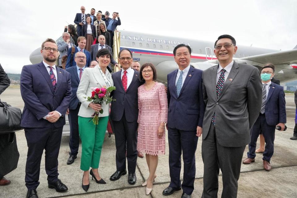立法院游錫堃與外交部長吳釗燮親自接機捷克訪問團。（翻攝自推特@MOFA_Taiwan）