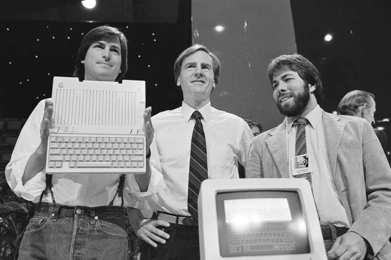 蘋果，Apple IIc，1984年4月24日，左起：賈伯斯（Steve Jobs）、史卡利（John Sculley）、沃茲尼亞克（Steve Wozniak）（AP）