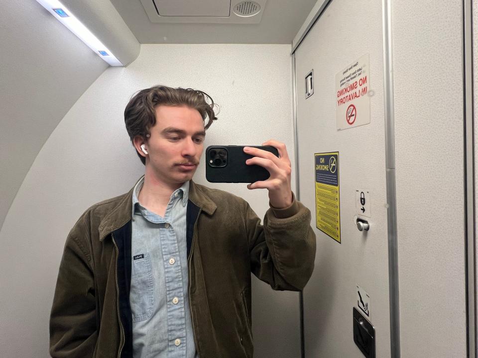 Business Insider's Pete Syme takes a selfie in the mirror of a bathroom onboard a Ryanair Boeing 737-800