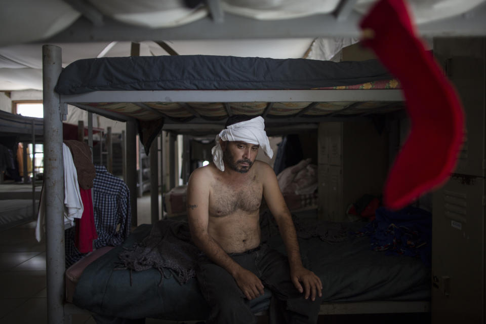 En esta foto del miércoles 22 de marzo de 2017, Delfino Luis Trevino, tiene la cabeza vendada mientras descansa en su litera en el albergue Senda de Vida en Reynosa, México. Trevino, del estado mexicano de Veracruz, dije que fue golpeado una semana atrás por coyotes (término con el que se refiere a los guías que cruzan migrantes a través de la frontera) porque trató de cruzar a McAllen, Texas, sin contratarlos. Dije que le cobraban 500 dólares. (AP Foto/Rodrigo Abd)