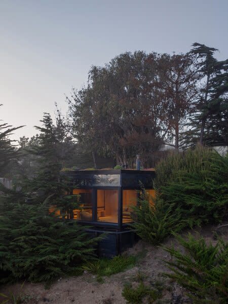 Cuando se acercó a los arquitectos, el cliente, el promotor inmobiliario chileno Andrés Galecio, ya había identificado una ubicación para la habitación.  Estaba en su empinado jardín de medio acre, a unos 300 pies sobre el nivel del mar, en el borde de un acantilado rodeado de cipreses.