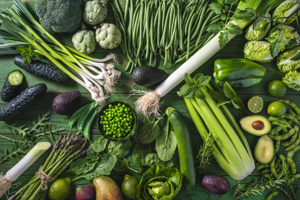 多吃蔬菜、根莖類等纖維多的食物，能刺激腸胃蠕動改善脹氣。（圖／Getty Images）