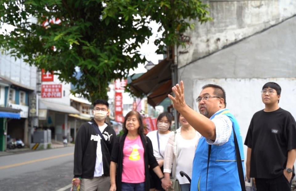 「珍憩玉里走讀小旅行」由葉柏強老師等導覽人員提供以車站為中心的小鎮走讀小旅行。(玉里鎮公所公所提供)