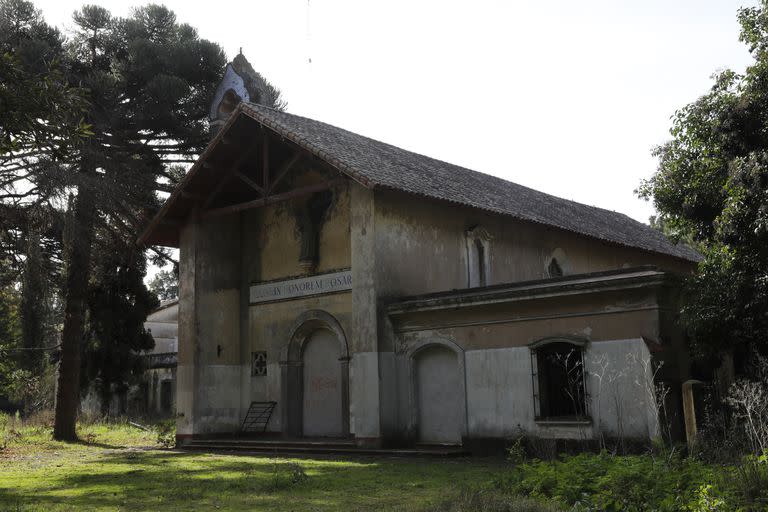 El Colegio Apostólico San José, a cargo de los Padres Agustinos Recoletos, funcionó en Gándara hasta 1974 como escuela y espacio de retiros espirituales; es parte de las ruinas del paraje