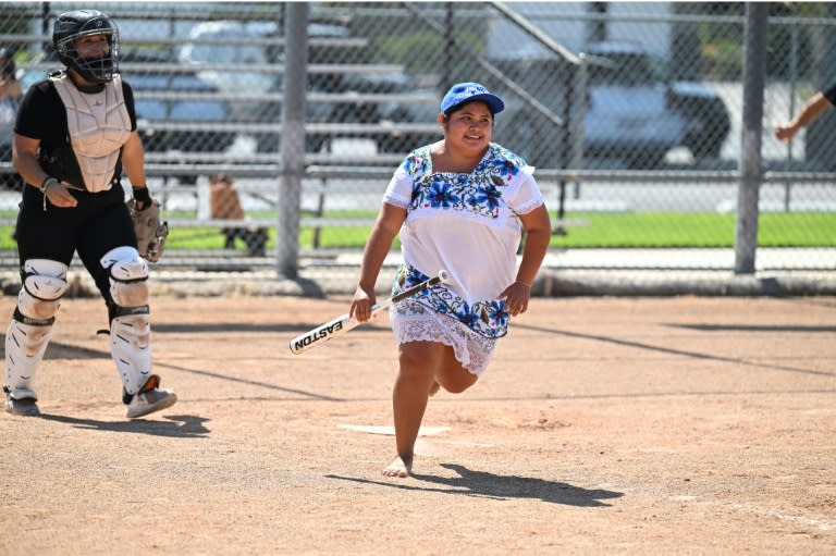 Una integrante del equipo indígena de sóftbol Las Amazonas de Yaxunah, de la región de Yucatán, en México, durante un partido amistoso contra el equipo femenino de Walnut High School, el 31 de mayo de 2024 en Walnut, California (Robyn Beck)