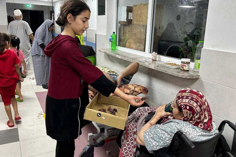 Patients and internally displaced people are pictured at Al-Shifa hospital in Gaza City on November 10, 2023 (Ismail Zanoun / AFP)