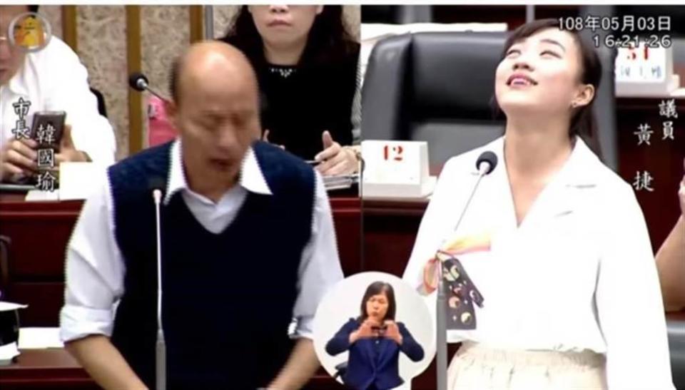黃捷（右）曾在前高雄市市長韓國瑜（左）備詢時翻白眼。（圖／翻攝高市議會質詢畫面）