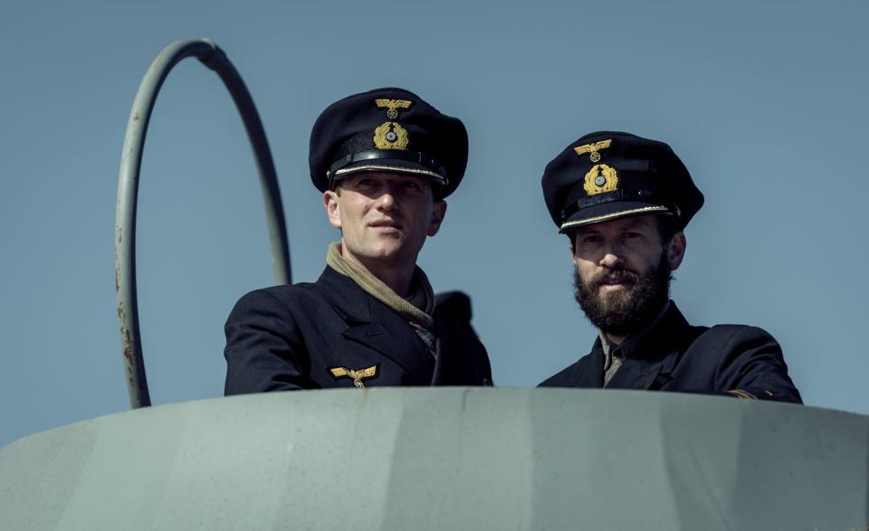 "Das Boot" taucht wieder auf - und erfindet sich abermals neu: Die dritte Staffel (ab 14. Mai, Sky) der international erfolgreichen Serie liefert neben Seeschlachten im Südatlantik auch zweifelnde Nazis, Spione, Verschwörungen und so manche Überraschung. Zum prominenten Cast gehören unter anderem Artjom Gilz (links) als Alois Erdmann und Franz Dinda als Robert Ehrenberg. (Bild: Sky Deutschland/Bavaria Fiction GmbH/Stephan Rabold)