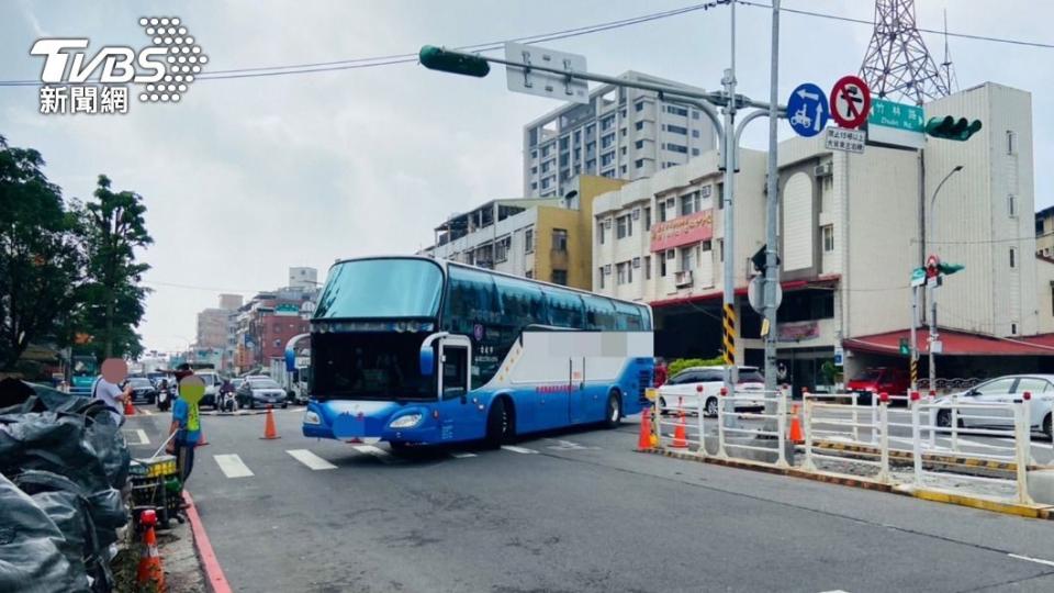 遊覽車左轉時發生車禍。（圖／TVBS）