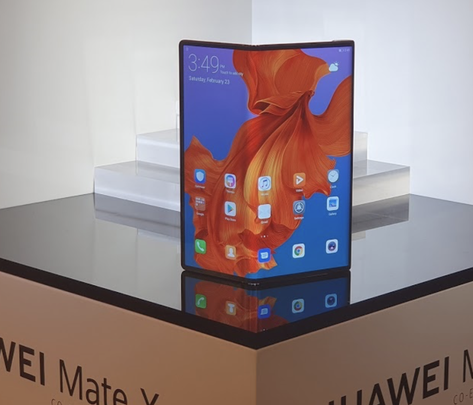 Huawei Mate X è compatibile con le reti 5g ed stato recentemente posticipato in uscita in Italia verso settembre. Dunque, servirà ancora un po’ di attesa per questo cellulare pieghevole presentato lo scorso fine febbraio a Barcellona in occasione del Mobile World Congress 2019.