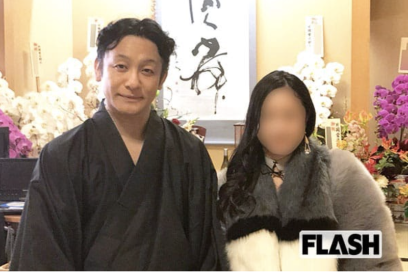 片岡愛之助（左）4年前透過友人介紹搭上模特兒，兩人交換LINE後維持了一年半的聯繫。（翻攝自《FLASH》周刊）  