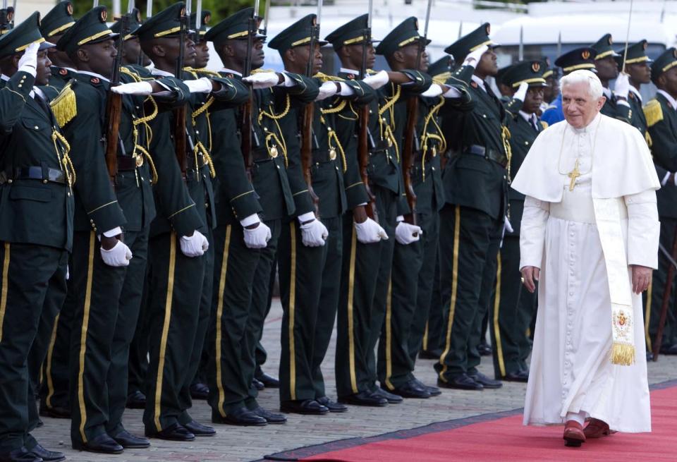 Benedicto XVI es recibido po una guardia de honor a su llegada e al palacio presidencial de Luanda, en Angola, el 20 de marzo de 2009. AP Photo/Andrew Medichini