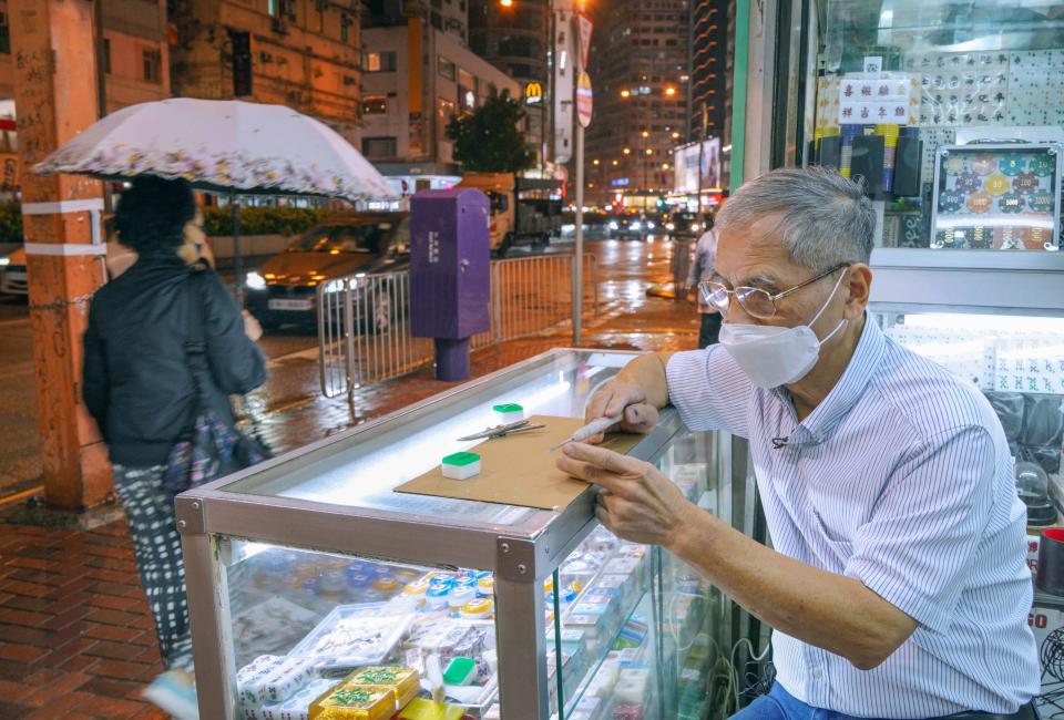 年屆七旬的景叔每天獨力看店12小時，樓梯舖他是與街坊「打牙骹」的好地方。