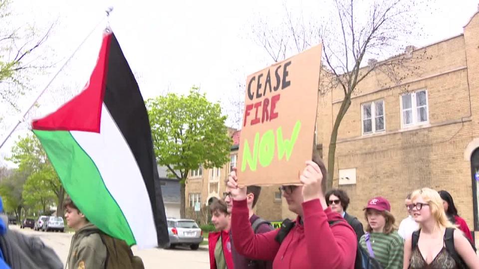 <div>Shorewood students march to UW-Milwaukee</div>