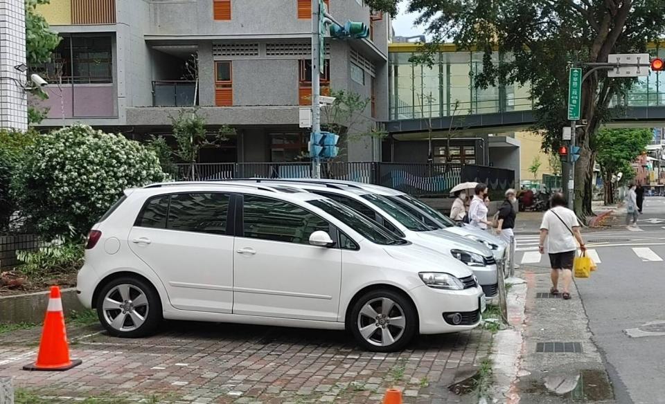 法定空地爭議，政府又沒劃設人行空間，導致行人只能走在馬路上。洪敏隆攝