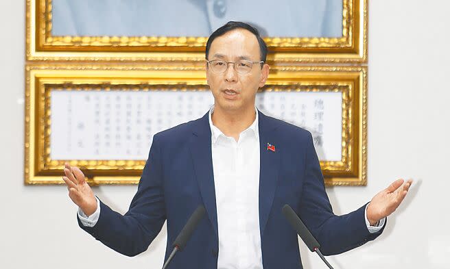 民眾黨總統參選人柯文哲8日拋出3份民調，皆勝過侯、賴兩人，國民黨主席朱立倫在中常會表示，每份民調至少5％偏誤。（陳怡誠攝）