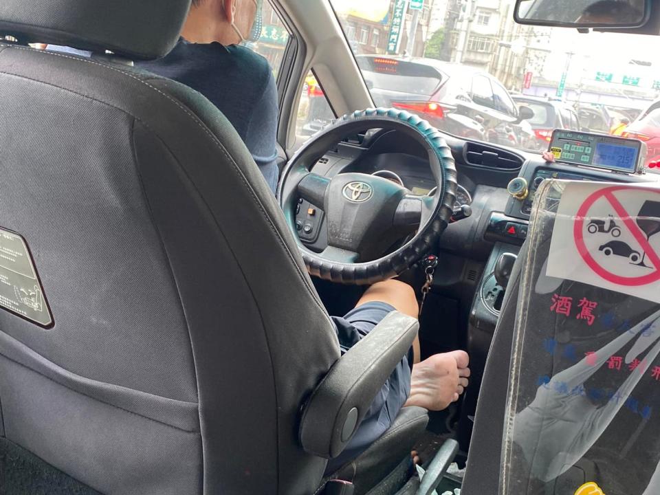 網友拍下計程車司機霸氣坐姿。（圖片來源：翻攝自臉書社團「爆廢公社」）