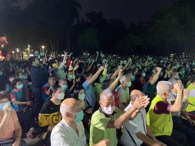 民進黨今晚在高雄綠營大票倉三民公園舉辦公投說明會宣講，吸引上千支持者到場參加。（石秀華攝）