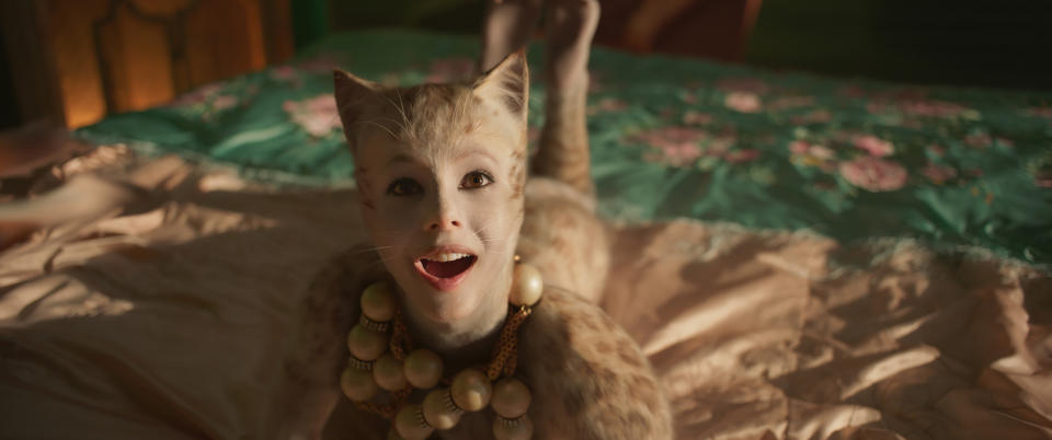 Francesca Hayward en el papel de Victoria en una escena de "Cats" en una imagen proporcionada por Universal Pictures. (Universal Pictures via AP)