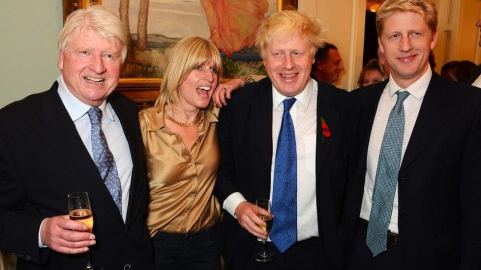 Stanley Johnson, Boris, Johnson, Rachel Johnson y Jo Johnson posan para una fotografía