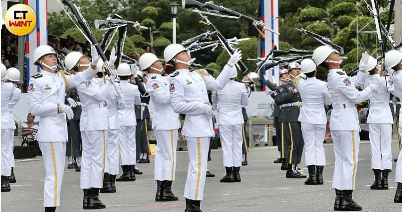 國防部聯合樂隊暨三軍儀隊登場演出。