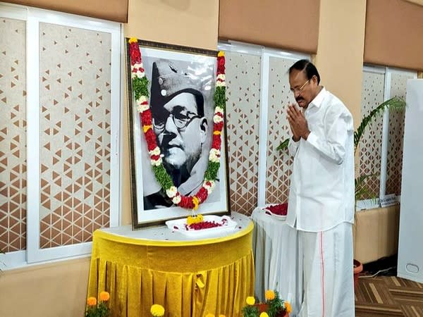 Vice President M Venkaiah Naidu paying a floral tribute to Netaji Subhas Chandra Bose on Saturday. (Source: Vice President of India/Twitter)