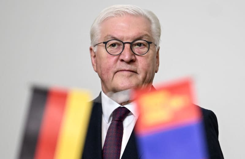 Soldiers of the Mongolian honor guard at the military honors. Steinmeier's trip to mark German-Mongolian diplomatic relations marks the 50th anniversary of strategic partnerships on the economy, energy, logistics, transport, and raw materials. Britta Pedersen/dpa