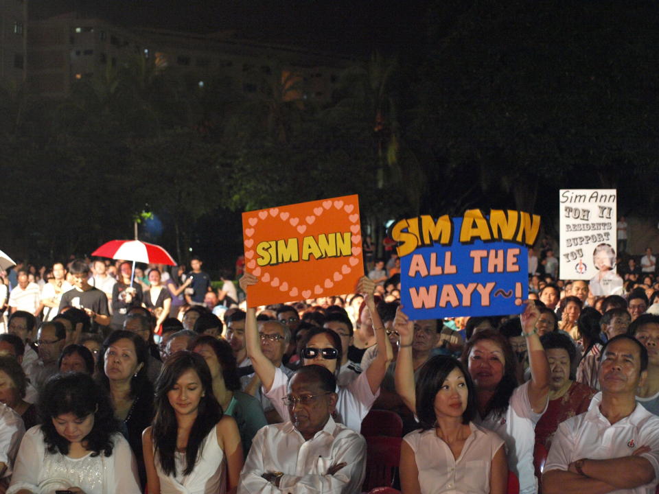 PAP candidate for Holland-Bukit Timah receives a lot of support. (Yahoo! photo/ Christine Choo)