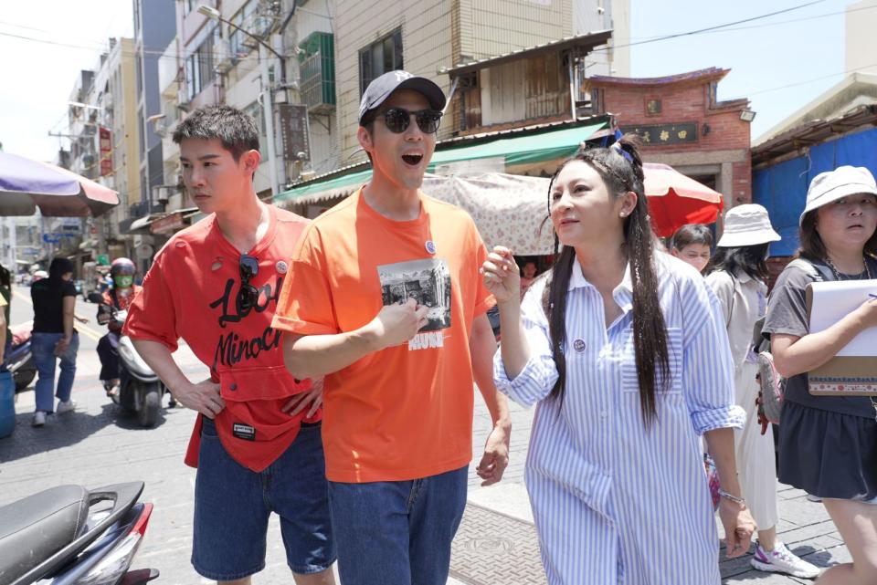 夏和熙（左起）、胡宇威、王彩樺到鹿港出外景。（三立提供）