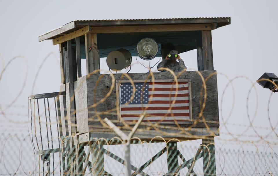 ARCHIVO - En esta fotografía del 13 de mayo de 2008, un soldado del Ejército de Estados Unidos observa a través de unos binoculares en la base naval en la Bahía de Guantánamo en Cuba. En 1903, Cuba y Estados Unidos firmaron un tratado que otorgó al gobierno estadounidense control casi total de los asuntos cubanos. (AP Foto/Rodrigo Abd, Archivo)