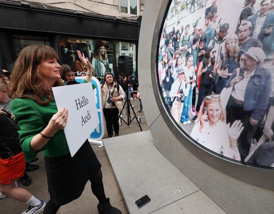 The Portal in Dublin is turned on May 8, 2024 by the Lord Mayor of Dublin Daithí de Róiste. People there see those in New York City where another new Portal had been installed and turned on.