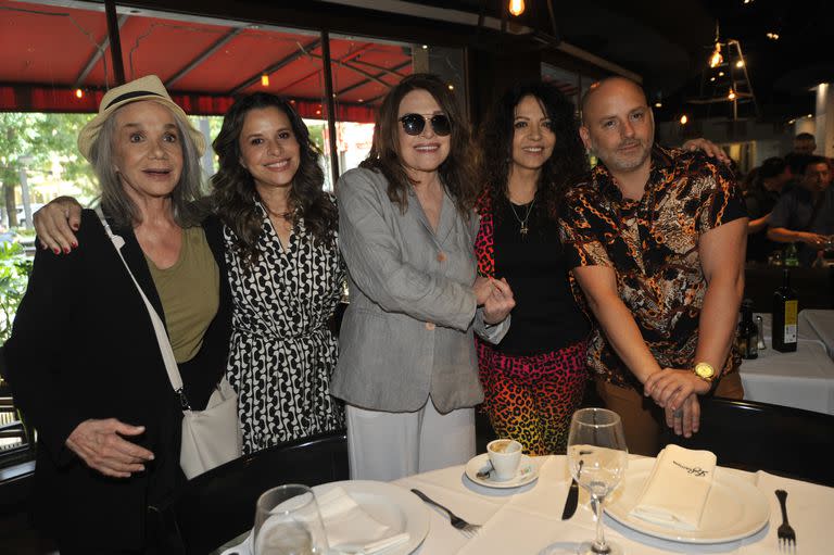 Benedetto junto al director José María Muscari y sus compañeras de elenco Ana María Picchio, Julieta Ortega y Patricia Sosa